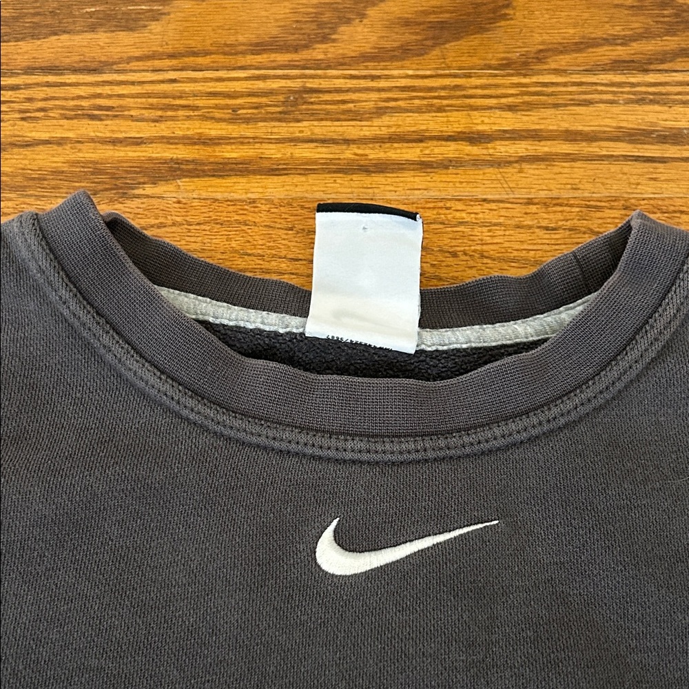 Vintage Nike Crewneck Women’s Medium Gray Center Swoop UMW Eagles Athletic - Picture 10 of 11
